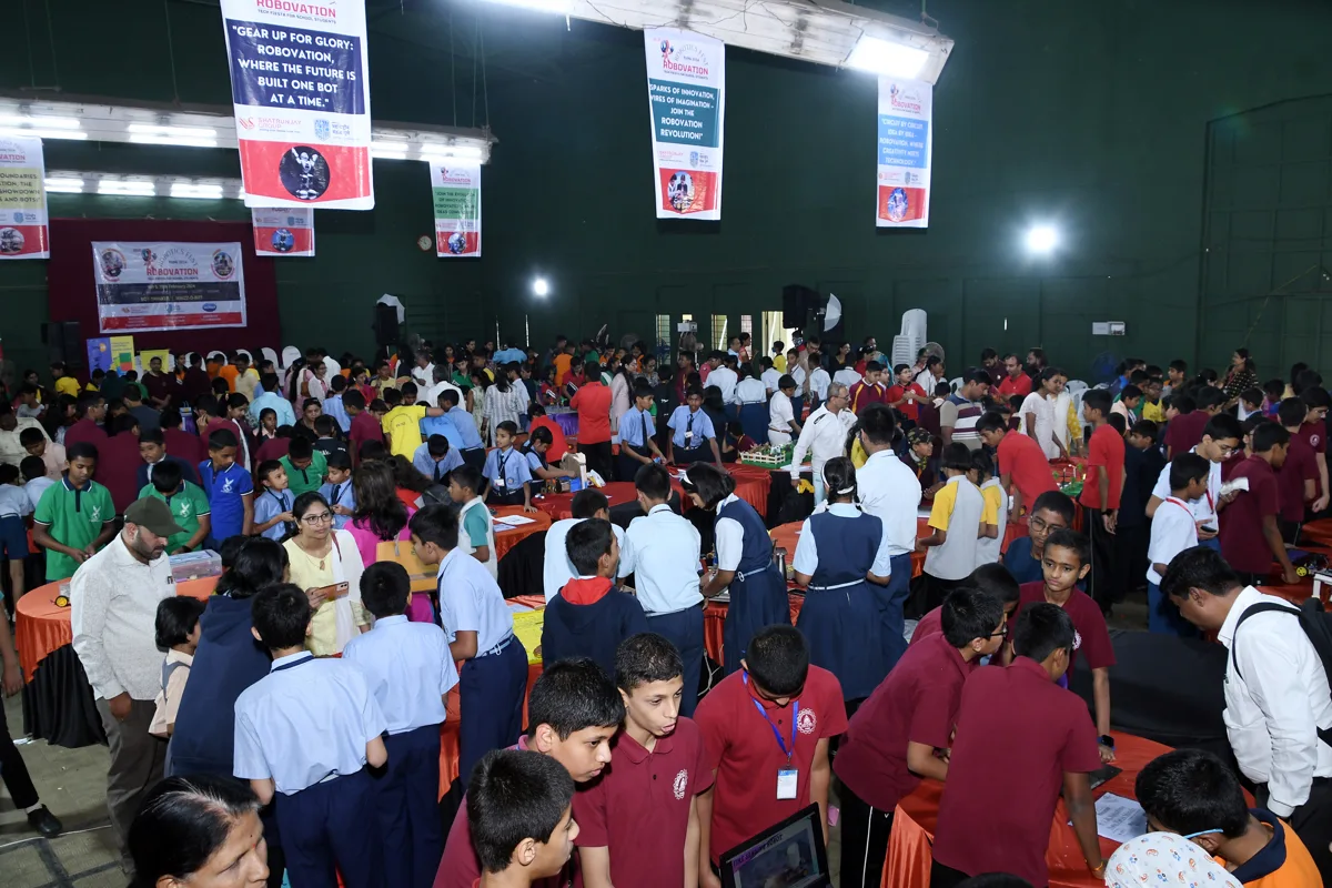 Students receiving robotics competition guidance